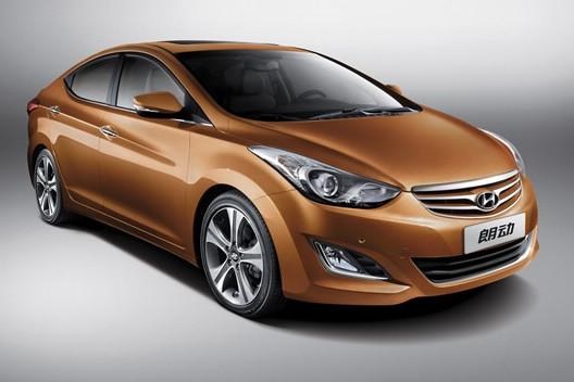 　　北京現(xiàn)代朗動分別搭載1.6L和1.8L兩種發(fā)動機，共7款車型。“流體雕塑”設計理念持身的朗動看上