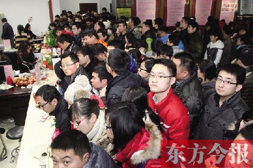 昨日上午，鄭州市金水區(qū)民政局婚姻登記處，領(lǐng)證的新人擠滿了辦證大廳