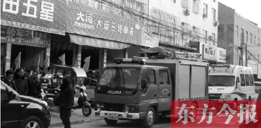 火災(zāi)發(fā)生后，袁厲害家門前的大路上停滿了消防車和警車