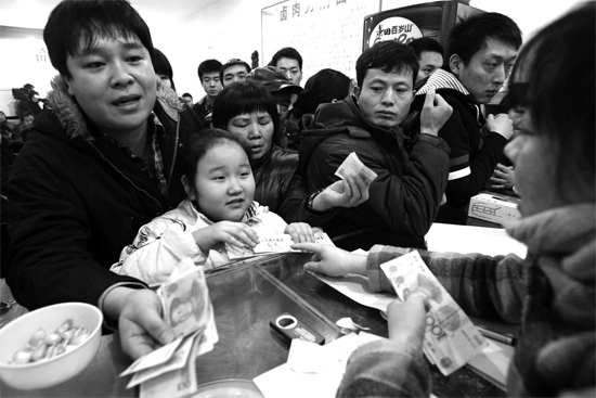 1月30日，李剛小面館收銀臺前，更多的市民大量買走“面卡”帶回家去