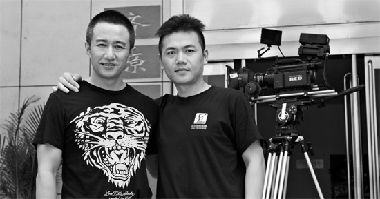 張藝飛（右）在接受河南電視臺采訪時，與主持人合影資料圖片