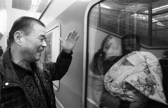 車要開了，史振星揮手向女兒懷中的外孫告別。女兒帶著剛剛出生43天的孩子，要到千里之外湖南的婆婆家過新