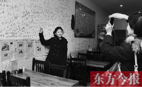 東方今報(bào)“一碗面的溫暖”還在延續(xù)，媒體和愛心人士的吃面接力熱情不減。