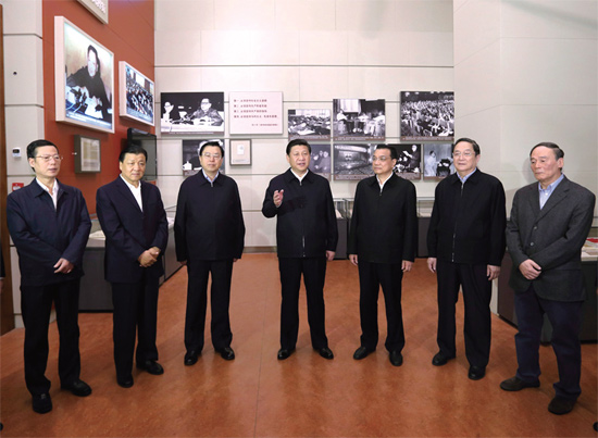 年11月29日，新一屆中共中央政治局常委到國(guó)家博物館參觀《復(fù)興之路》展覽時(shí)