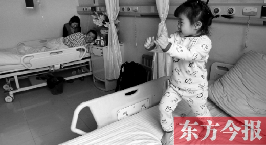 2月7日，春節(jié)前的第3天，雖然傷口很是疼痛，但3歲女兒可愛的“騎馬舞”是李剛最好的“止痛藥”