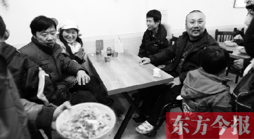 1月26日，坐著輪椅的袁海軍再次出現(xiàn)在李剛的面館，這次和他同來(lái)的是他的3位殘疾人朋友