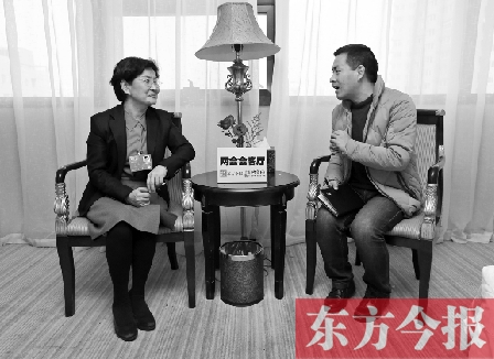 全國(guó)人大代表、省文化廳廳長(zhǎng)楊麗萍（左）在接受“兩會(huì)會(huì)客廳”采訪