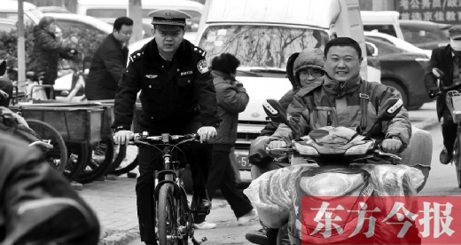 為了倡導綠色出行，鄭州市交警三大隊民警以身作則騎自行車上下班