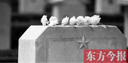 清明假期里，各界人士來到鄭州烈士陵園，緬懷先烈。一座無名烈士的墓碑上，擺放著人們帶來的白花