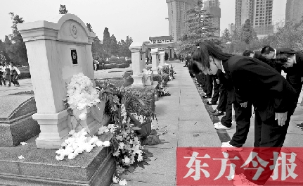 清明節(jié)，鄭州烈士陵園。學(xué)生在吉鴻昌烈士墓前鞠躬致禮