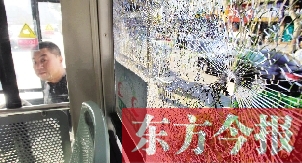 4月6日，鄭州市108路公交車(chē)一整塊車(chē)窗玻璃被鋼珠擊碎