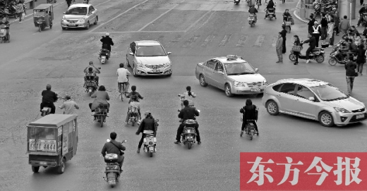 四月九日，鄭州市黃河路與經(jīng)八路交叉口，“中國式過馬路”現(xiàn)象仍很常見