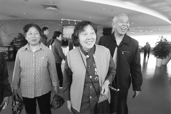 昨日，“尋訪百名共和國勞?！被顒舆x出的百位勞模免費(fèi)游覽中原福塔