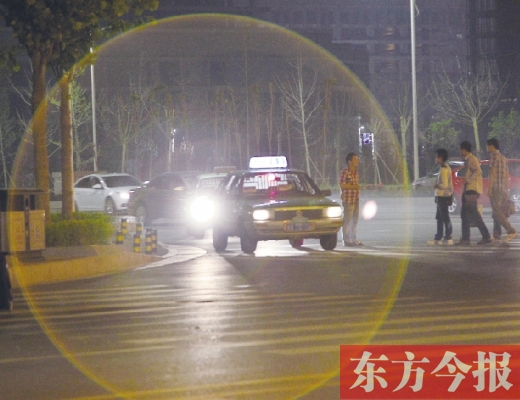 昨晚，鄭州火車東站，一些出租車?？吭诼愤?，見到行人不時主動搭訕 東方今報暗訪組 攝
