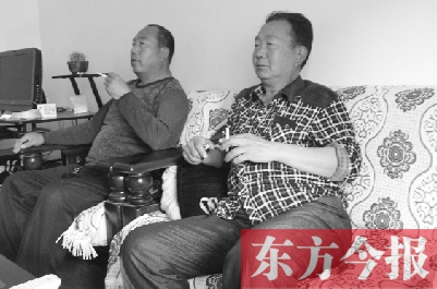 吳四輩和張年學(xué)在家聊天，談?wù)撋稌r候能去上班