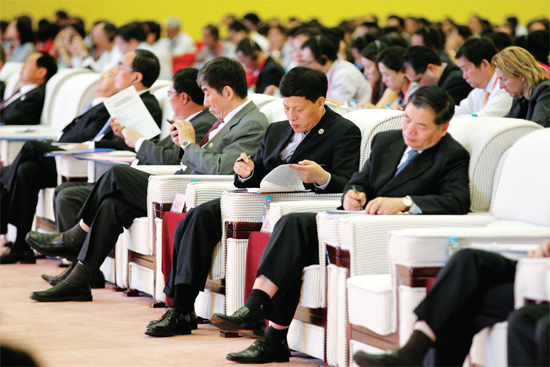 在推介會上，省長謝伏瞻（前排右二）在認(rèn)真記錄嘉賓的發(fā)言