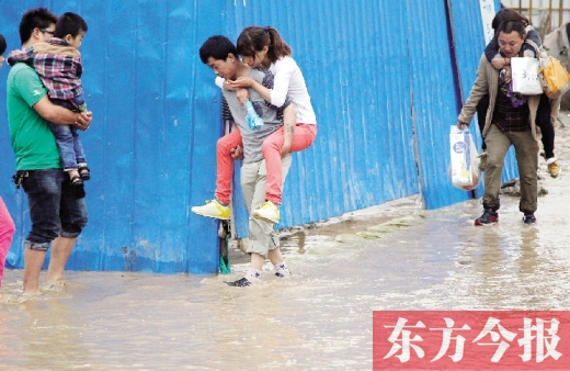 雨后鄭州，“背人過河”成了一道甜蜜又無奈的風(fēng)景 東方今報(bào)記者 沈翔 攝