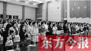 演員謝幕時，沒有觀眾離場，而是全部起立熱烈鼓掌