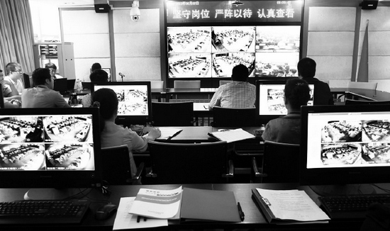 2013年高考首日，鄭州市國家考試考務(wù)指揮中心內(nèi)，工作人員通過監(jiān)控器遠程監(jiān)考