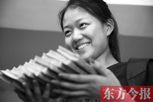 昨天，大一女生周文靜把10萬元現(xiàn)金還給了失主