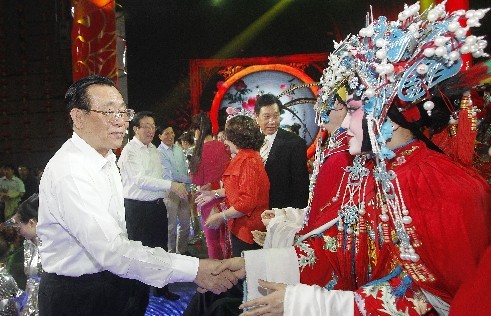頒獎晚會結(jié)束后，王剛（左一）、郭庚茂（左二）、謝伏瞻（左三）上臺和演職人員握手