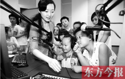 河南廣電全媒體小記者參觀河南電臺教育廣播樂活1066，體驗當主持人的樂趣