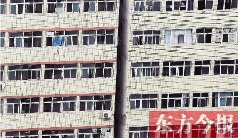 鄭州市城中村眾多類似這樣火柴盒式的房間，成了大中專畢業(yè)生們暫時(shí)安放青春和夢想的地方