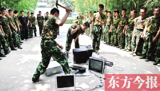 為了讓孩子表達(dá)戒除網(wǎng)癮的決心，學(xué)校組織孩子親手砸毀電腦