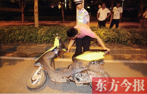 7月9日夜，鄭東新區(qū)街頭，鄭州市交巡警六大隊(duì)民警查住一輛“炸街”摩托車