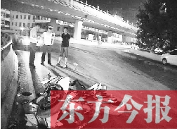 昨日凌晨3時，鄭州市區(qū)河醫(yī)立交橋下，交警在勘察現(xiàn)場