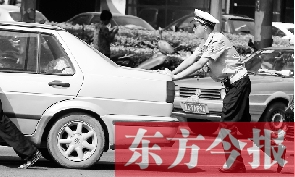 一輛車壞在了路中間，執(zhí)勤交警幫推車