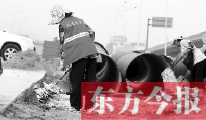 鄭州市鄭東新區(qū)，烈日下工作的環(huán)衛(wèi)工