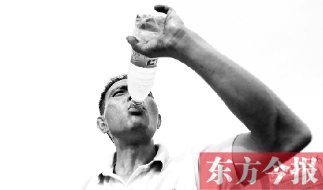 高溫天氣下，鄭州自來水搶險工人老趙經(jīng)常是喝水趕不上出汗