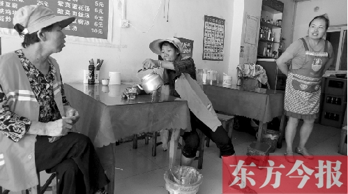 7月30日下午，鄭州市建設(shè)路一家面館老板毋女士，給兩位環(huán)衛(wèi)工端水解暑