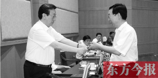 省人大常委會(huì)主任郭庚茂向有關(guān)被任命人員頒發(fā)了任命書(shū)。圖為新任省發(fā)改委主任孫廷喜在接受任命書(shū)