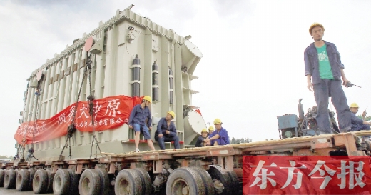 天降大雨，加大了行走的難度，工人們用支桿頂起沿途的電纜