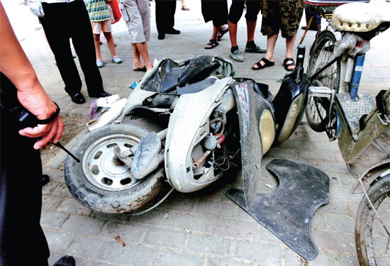 8月3日，棉紡路與六廠前街交叉口附近一輛水泥罐車突然爆胎，路邊一輛電動(dòng)車被沖擊波震翻報(bào)廢