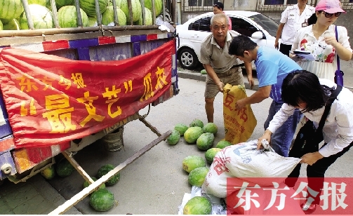 昨日，得知“最文藝瓜農(nóng)”祁老漢（左一）被困，市民紛紛購愛心瓜