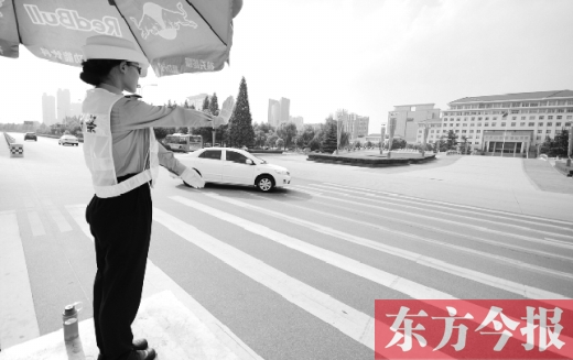 昨日，駐馬店市開源大道，女交警冒高溫指揮交通