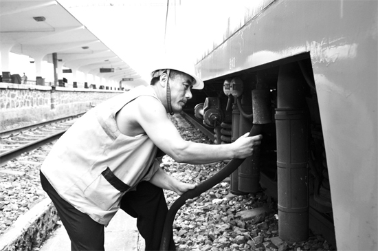 昨日，商丘火車站給水員在烈日下工作