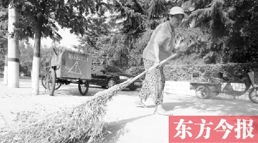 昨天下午4點，新鄭市溱水路，64歲的陳明花正在打掃衛(wèi)生，這一段曾是靳春波負責的路段