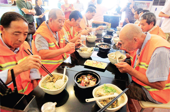 8月18日中午，鄭州市商城路一家飯店邀請33位一線環(huán)衛(wèi)工免費吃頓飯