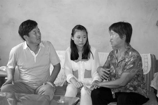 “商丘最美女兒”李丹（中）捐骨髓救母，愛心人士（左）送來1萬元愛心款
