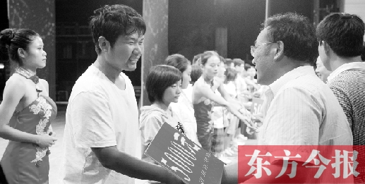 8月25日，河南電視臺(tái)8號(hào)演播廳，寒門學(xué)子每人拿到了5000元助學(xué)金
