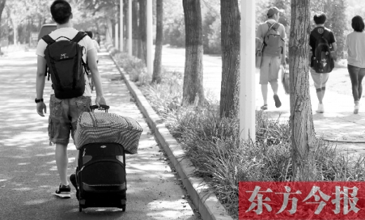 滿載著家人的希望，沿著學校的路標，鄭州大學新生入學了，一位新生自己帶著行李來報到