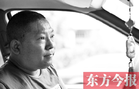 鄧太和帶父親去看病，兩天都沒(méi)打開(kāi)過(guò)出租車后備廂