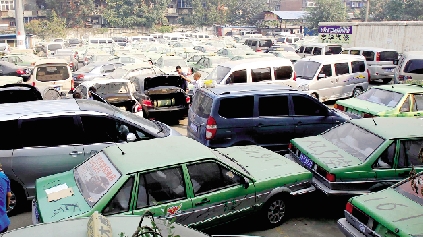 國慶期間，鄭州市客運(yùn)管理處查處的大批非法營運(yùn)車輛
