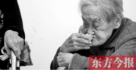 在鄭州惠濟(jì)區(qū)紅樹林老年療養(yǎng)院內(nèi)，一位老人在吃蛋糕