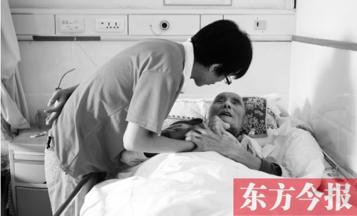 10月11日，鄭州愛馨養(yǎng)老集團(tuán)。護(hù)工對(duì)老人無微不至地關(guān)懷照顧