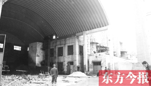 黃委會燃煤鍋爐房里幾臺機器正“整裝待發(fā)”，大煙囪拆除難